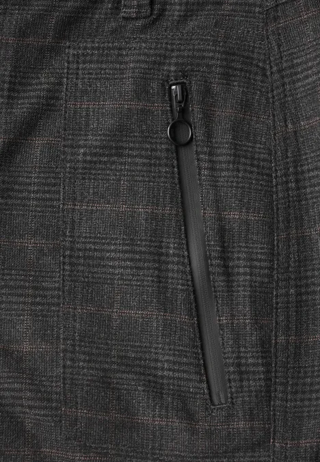 Mid Waist Barrel Leg Hose im Loose Fit inked grey Nahaufnahme eines grauen, karierten Stoffes mit Reißverschluss-Tasche und rundem Zipperanhänger.