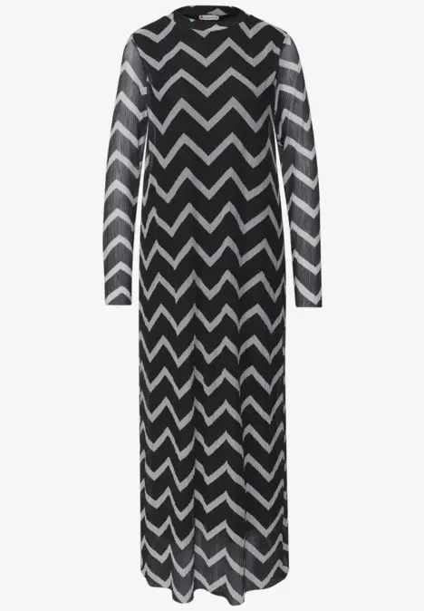 Robe longue à manches longues, motif zigzag noir et blanc.