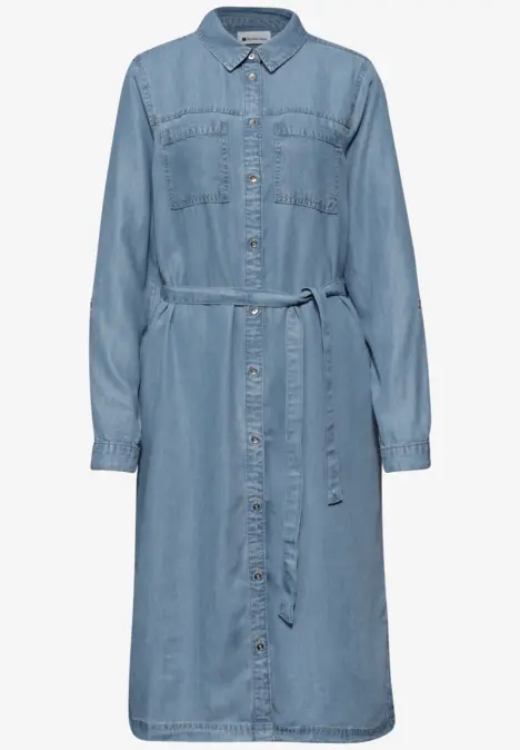 Hellblaues Jeans-Hemdblusenkleid mit Knopfleiste, Taillengürtel und Brusttaschen, midi.
