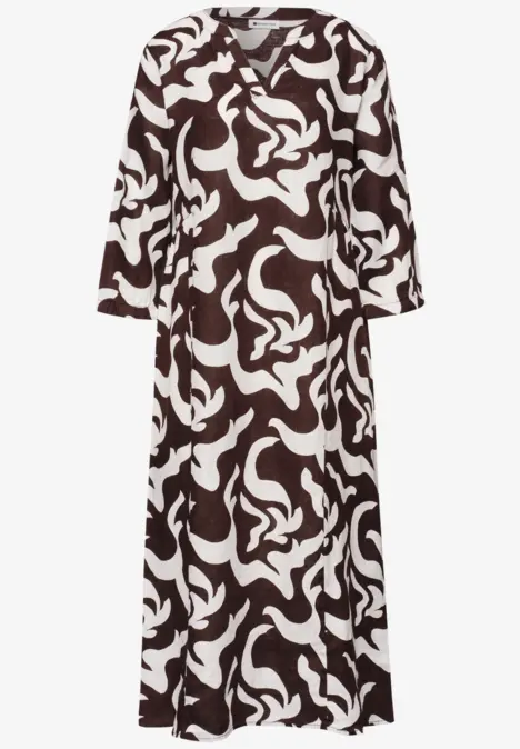 Braun-weißes langes Kleid mit abstraktem Muster und 3/4-Ärmeln.