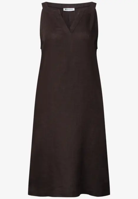 Ärmelloses, knielanges, dunkelbraunes Leinenkleid mit V-Ausschnitt.