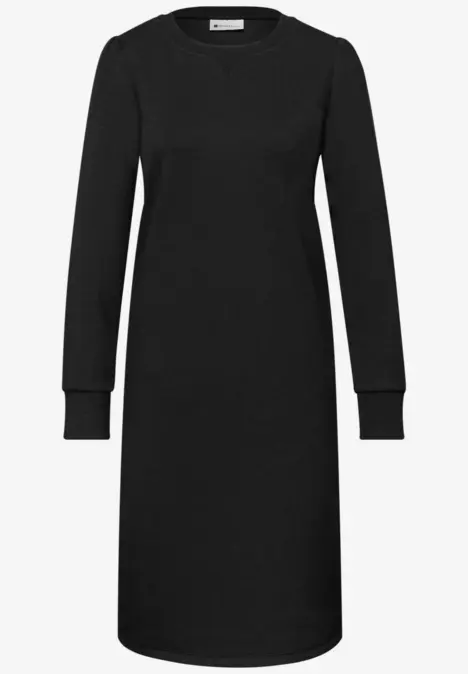 Robe noire mi-longue à manches longues et col rond.