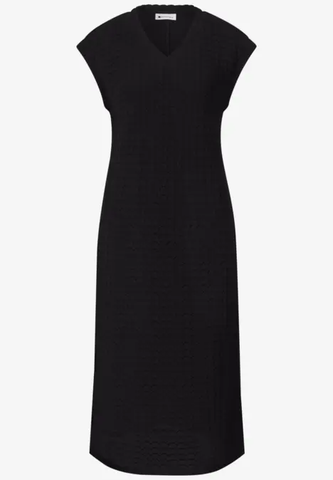 Robe midi noire en maille, col V, manches courtes, motif texturé et fentes latérales élégantes.
