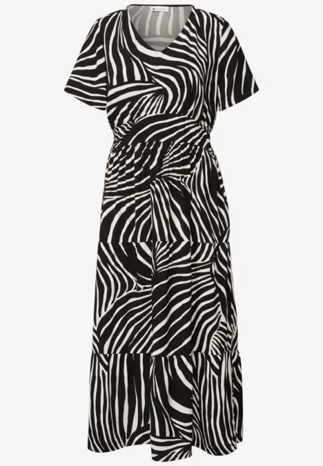 Midikleid mit kurzärmeligem Oberteil, rundem Ausschnitt und auffälligem schwarz-weißem Zebra-Muster.