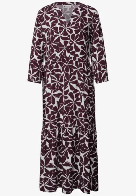 Longue robe bordeaux à motifs de feuilles blanches, encolure en V.
