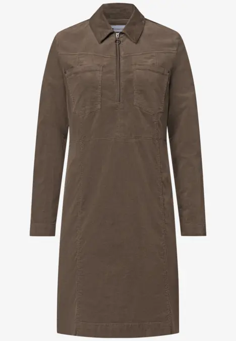 Braunes Hemdkleid mit langen Ärmeln, Kragen, halbem Reißverschluss und zwei Brusttaschen.