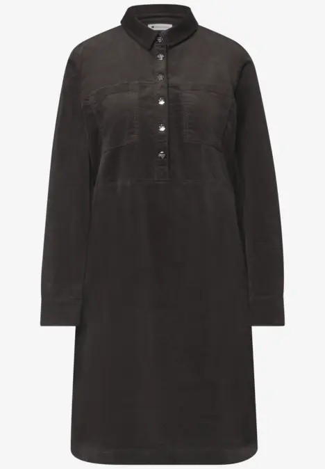Schwarzes langärmliges Cordkleid mit Knopfleiste und Brusttaschen, gerade geschnitten.