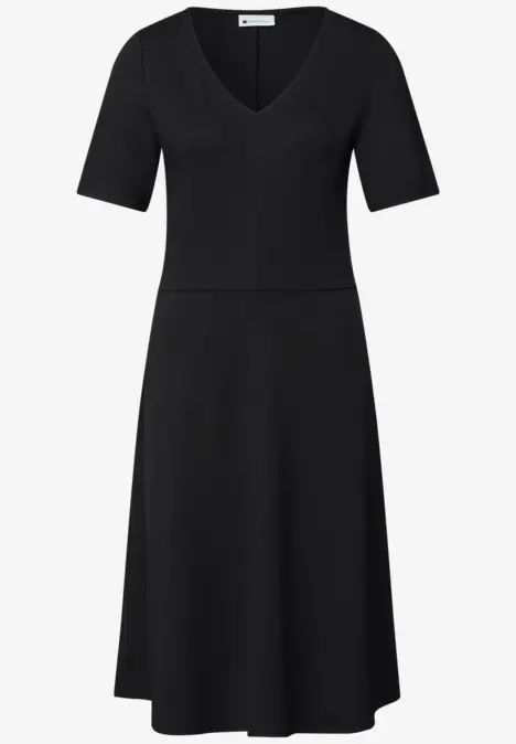 Schwarzes V-Ausschnitt-Kleid mit halblangen Ärmeln und ausgestelltem Rock.