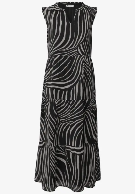 Langes, ärmelloses Kleid mit schwarz-weißem Zebrastreifenmuster und fließendem Rock.