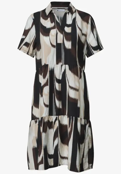 Leichtes Hemdblusenkleid mit Kragen, kurzen Ärmeln und abstraktem Pinselstrich-Muster in Schwarz, Weiß und Beige.