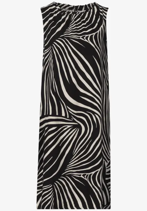 Ärmelloses Midikleid mit abstraktem Zebra-Muster in Schwarz und Weiß.