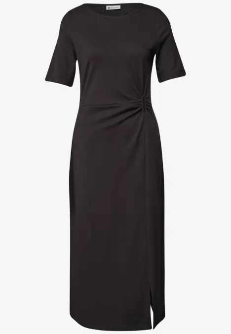 Robe midi noire à encolure ronde, manches courtes, détail noué sur le côté et petite fente.