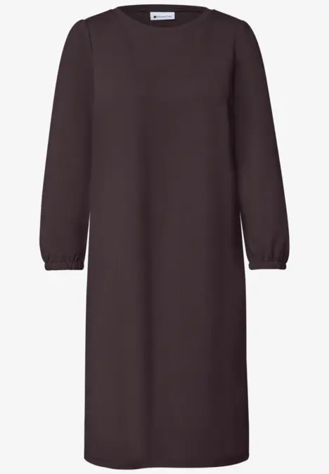 Schlichtes, knielanges dunkelbraunes Kleid mit Rundhalsausschnitt und langen Ärmeln.