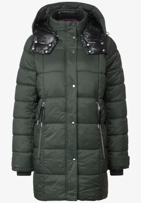 Dunkelgrüne Steppjacke mit Kapuze und Reißverschlusstaschen.