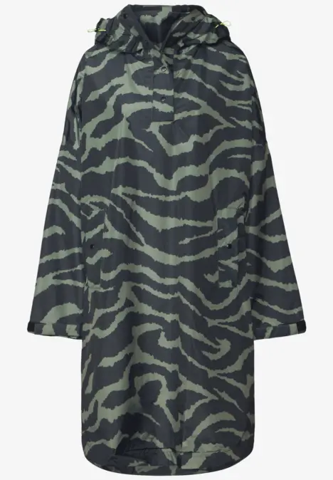 Regenponcho met groen-zwart zebrapatroon en capuchon.