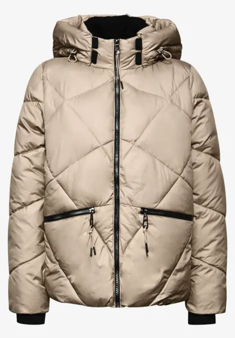 Beige gewatteerde winterjas met capuchon en zwarte ritsen.
