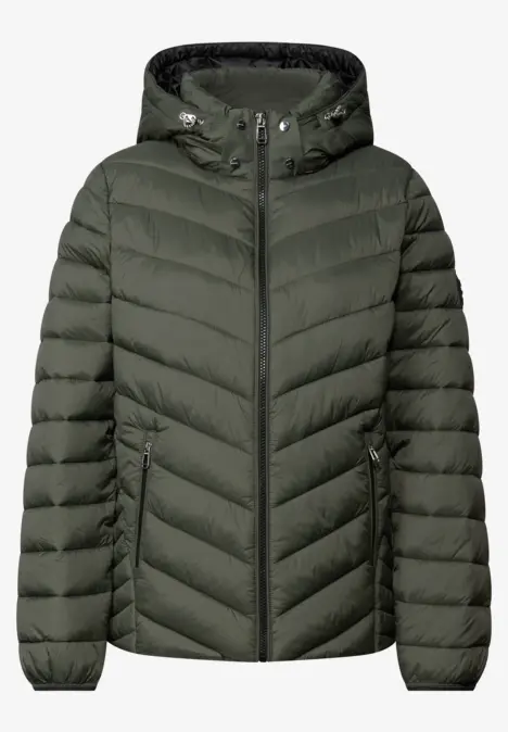 Grüne Steppjacke mit Kapuze und Reißverschlusstaschen.