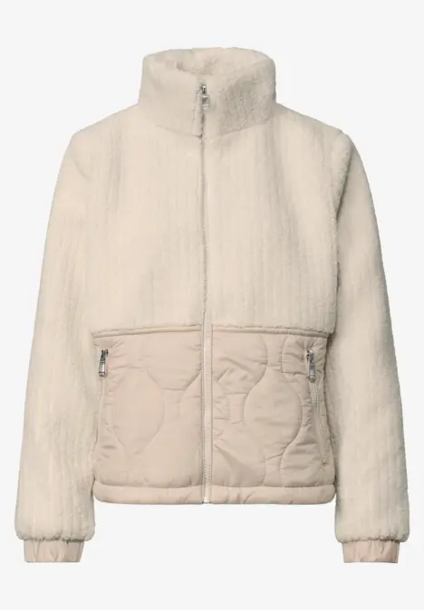 Veste en polaire beige style teddy, col montant, fermeture zippée intégrale et poches latérales.