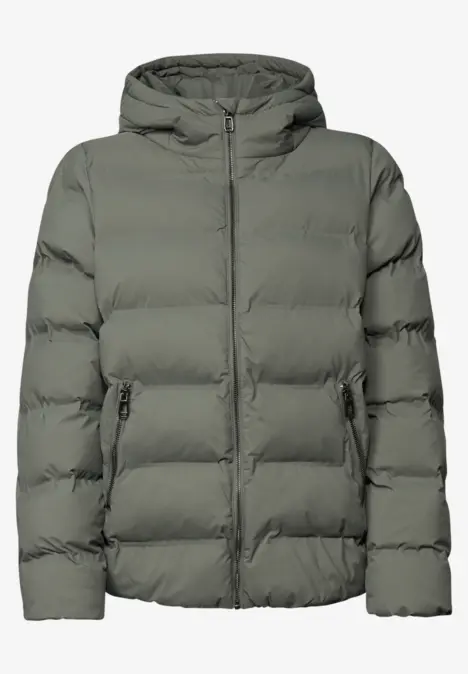 Veste matelassée à capuche couleur olive avec fermeture éclair intégrale et coutures horizontales.
