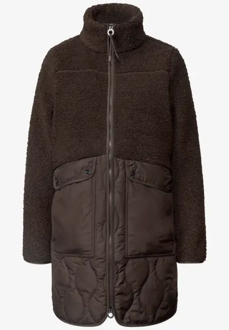 Braune Fleecejacke mit Hochkragen, durchgehendem Reißverschluss und zwei wattierten Taschen am unteren Saum.