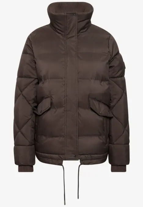 Braune gesteppte Winterjacke mit hohem Kragen, Reißverschluss, Taschen mit Klappen und Kordelzug am Saum.