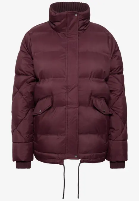Bordeauxrote Steppjacke mit hohem Kragen, aufgesetzten Taschen und Kordelzug am Saum.