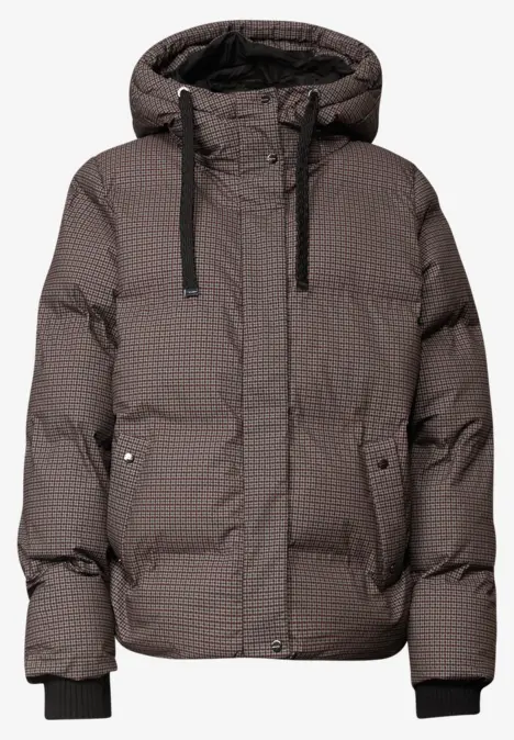 Braun-graue Steppjacke mit Kapuze und Karomuster, seitlichen Taschen und schwarzem Kordelzug.