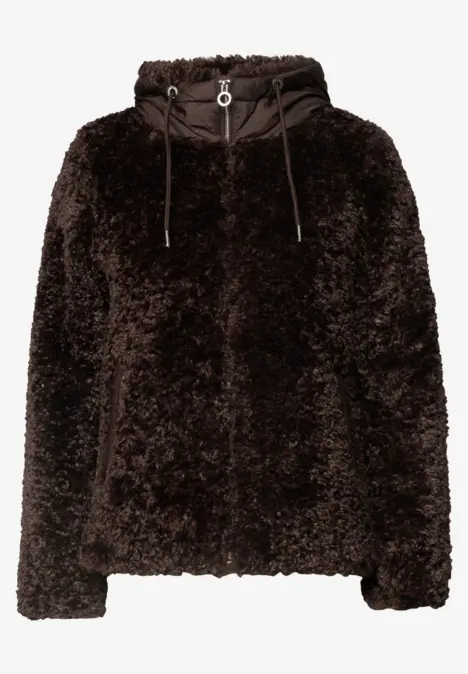 Donkerbruine, zachte teddy-hoodie met capuchon en trekkoord in pluche-achtig materiaal.