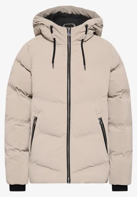 Helle beige Daunenjacke mit Kapuze, mittigem Reißverschluss, seitlichen Taschen und schwarzen Akzenten.