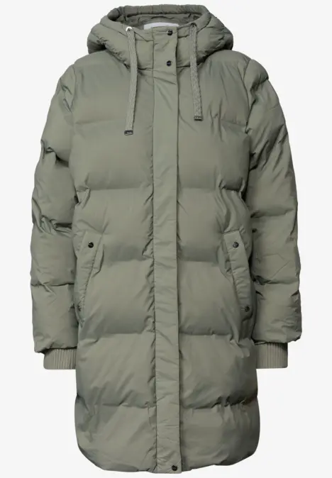 Langer grauer Steppmantel mit Kapuze, Reißverschluss und Taschen, perfekt für kaltes Wetter.