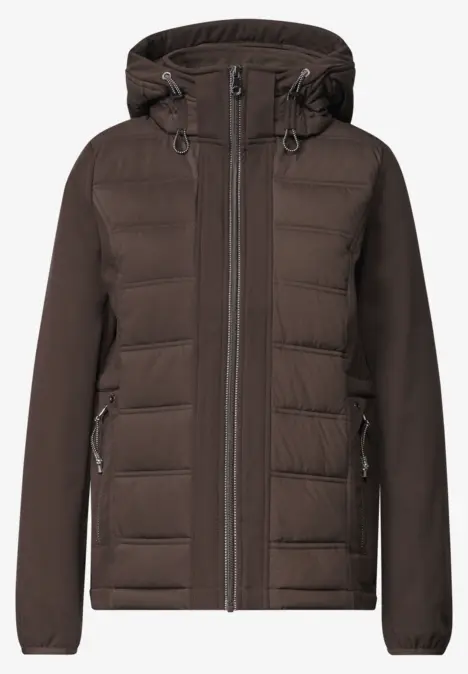 Veste matelassée marron foncé à capuche, fermeture éclair et poches latérales.