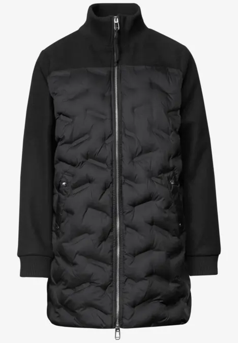 Manteau matelassé noir mi-long avec fermeture éclair et manches en maille.