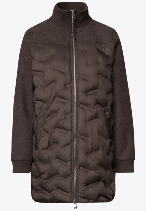 Manteau matelassé marron foncé, manches longues en maille, col montant et fermeture éclair intégrale.