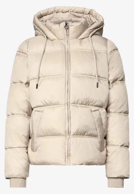 Beige Steppjacke mit Kapuze und Reißverschluss, gepolstert und wattiert.