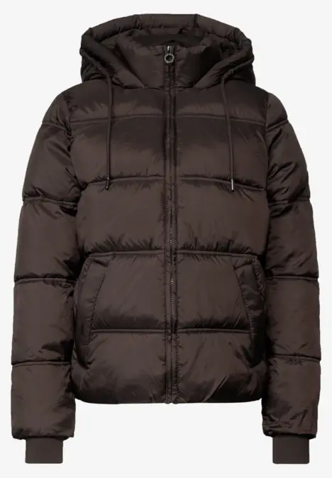 Schwarze gesteppte Winterjacke mit Kapuze, Reißverschluss und seitlichen Taschen.