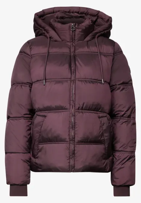 Dunkelviolette, wattierte Jacke mit Kapuze, Reißverschluss und seitlichen Taschen.