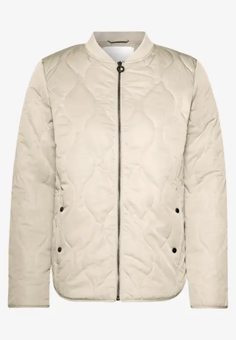 Veste bomber matelassée beige avec fermeture éclair, col montant et poches latérales.