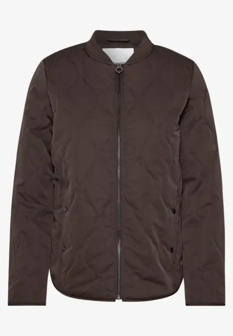 Dunkelbraune, gesteppte Bomberjacke mit durchgehendem Reißverschluss und seitlichen Taschen, minimalistisch.