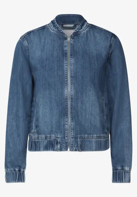 Blaue Jeansjacke mit Reißverschluss und Stehkragen.