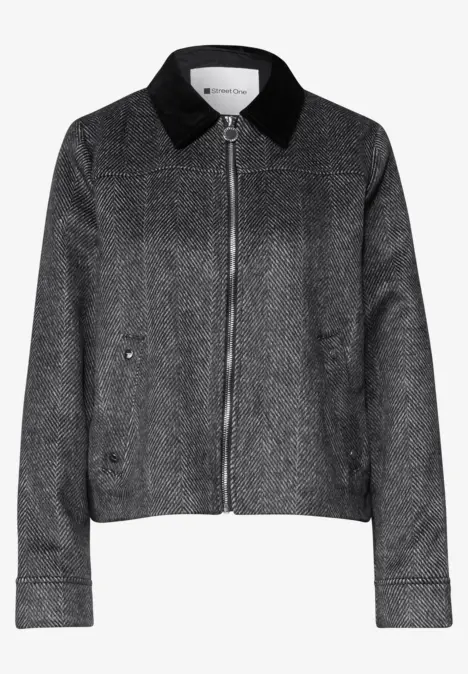 Graue Jacke mit Reißverschluss, schwarzem Kragen und Seitentaschen.