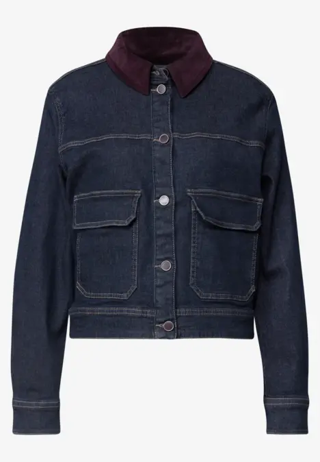 Dunkelblaue Jeansjacke mit rotem Kragen, Knopfleiste und zwei aufgesetzten Brusttaschen.