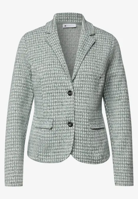 Licht getailleerde damesblazer in groen-wit tweed met reverskraag en twee knopen.