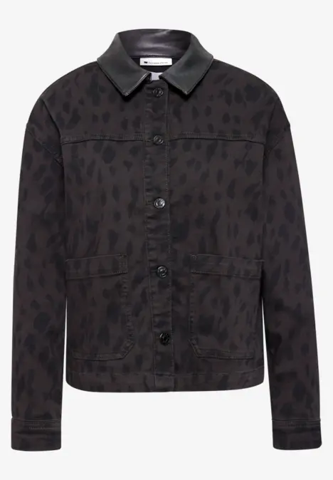 Veste sombre en jean à col chemise, motif léopard discret, fermeture par pressions et poches.