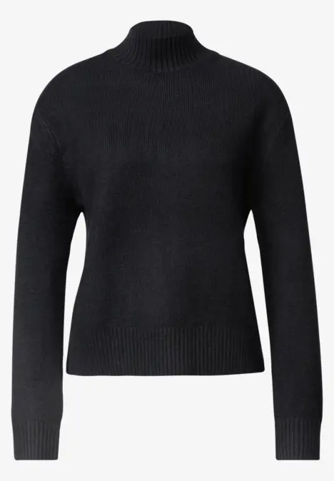 Schwarzer Rollkragenpullover aus Strick mit langen Ärmeln vor weißem Hintergrund.