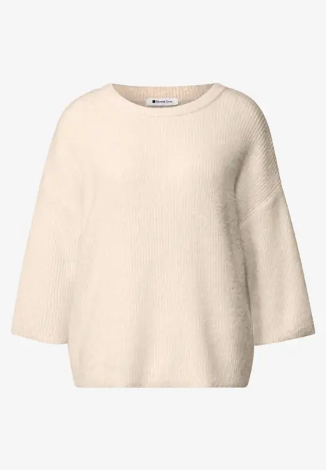 Beiger, flauschiger, weit geschnittener Strickpullover mit U-Boot-Ausschnitt und dreiviertellangen Ärmeln.
