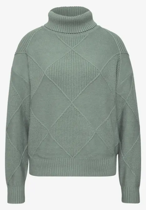 Grauer Strickpullover mit hohem Rollkragen und Rautenmuster.