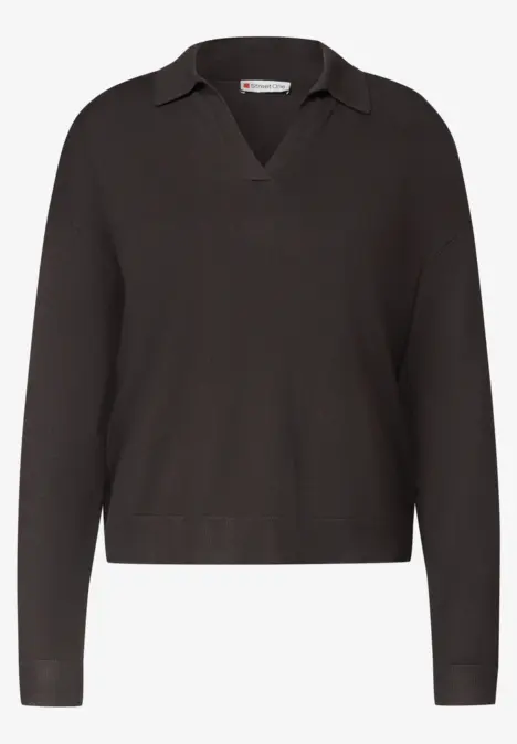 Pull gris foncé à col polo et décolleté en V, manches longues, design épuré.