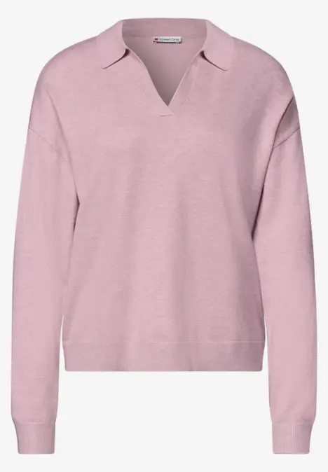 Pull en maille rose avec col polo, encolure en V et manches longues, coupe décontractée.