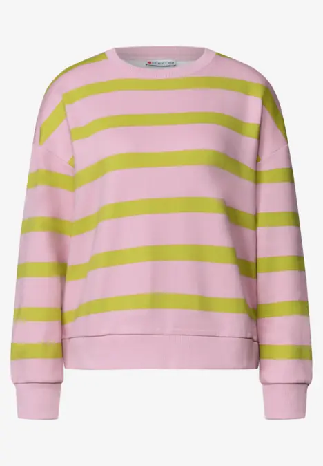 Rosa Pullover mit grünen Querstreifen, langärmelig und locker geschnitten.