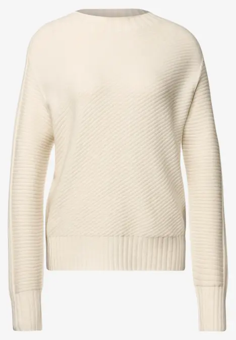 Cremefarbener Pullover mit Rundhalsausschnitt und diagonaler Rippenstrick-Optik.